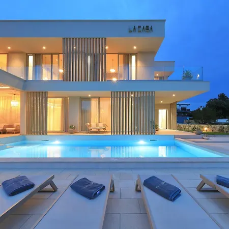 La Casa بيبينيا